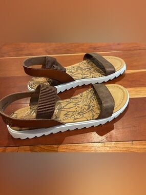 Girl’s Blowfish Malibu sandal in metallic brown - never worn